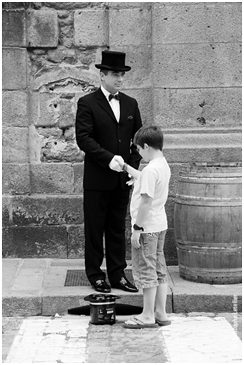 automate humain serrant la main d'un petit garon dans une rue de Saint Malo-reproduction interdite sans accord pralable de l'auteur- 2009 Christophe Letellier tous droits rservs.